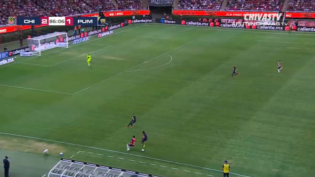 Macías finishes off perfect Chivas counter attack